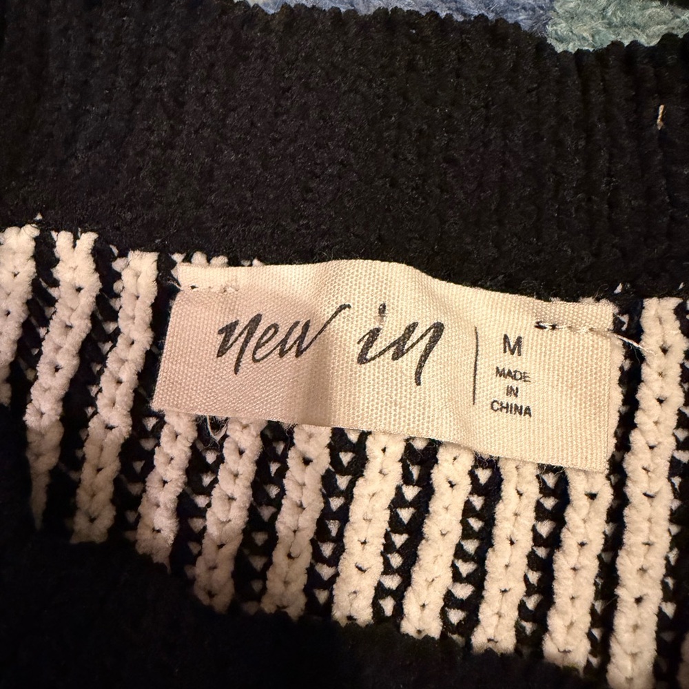 New In Two Tone Sweater size medium - Picture 5 of 6